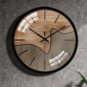 Reloj de pared redondo de madera natural ondulada con cristal y manecillas de calidad. Ideal para salón, dormitorio, oficina o estudio. 20 cm.
