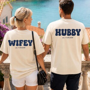 Personalisiertes Wifey & Hubby Partner Shirt mit Hochzeitstag. Matching Couple T-Shirt als Geschenk zur Hochzeit, Verlobung, JGA oder Valentinstag.