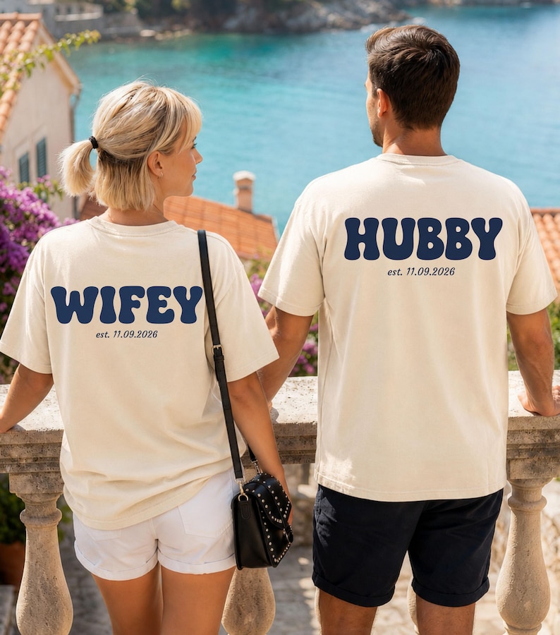 Personalisiertes Wifey & Hubby Partner Shirt mit Hochzeitstag. Matching Couple T-Shirt als Geschenk zur Hochzeit, Verlobung, JGA oder Valentinstag.