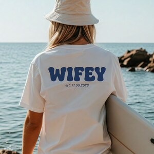 Personalisiertes Wifey & Hubby Partner Shirt mit Hochzeitstag. Matching Couple T-Shirt als Geschenk zur Hochzeit, Verlobung, JGA oder Valentinstag.