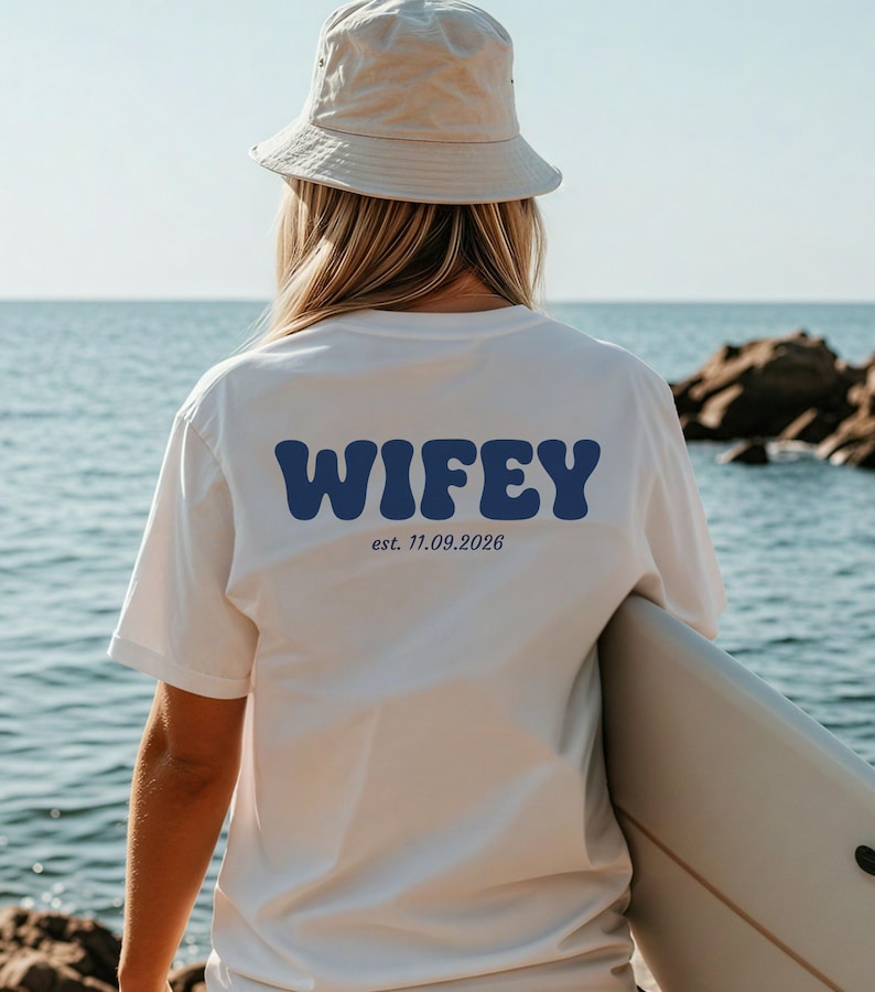 Personalisiertes Wifey & Hubby Partner Shirt mit Hochzeitstag. Matching Couple T-Shirt als Geschenk zur Hochzeit, Verlobung, JGA oder Valentinstag.
