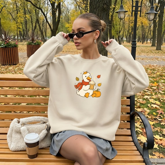 Herbst-Pullover mit Gans und Kaffee, Geschenk für Herbstliebhaberinnen, Cozy Season Sweater, Pumpkin Spice Latte, Silly Goose Sweater