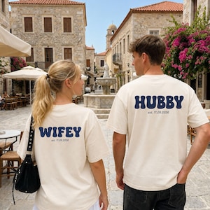 Personalisiertes Wifey & Hubby Partner Shirt mit Hochzeitstag. Matching Couple T-Shirt als Geschenk zur Hochzeit, Verlobung, JGA oder Valentinstag.