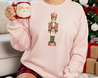 Weihnachtspullover Damen – Retro Nussknacker Sweatshirt mit Nutcracker und rosa Details, Weihnachtspulli, Christmas Sweater