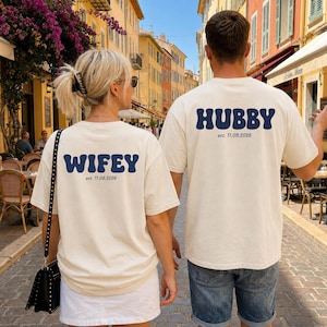 Personalisiertes Wifey & Hubby Partner Shirt mit Hochzeitstag. Matching Couple T-Shirt als Geschenk zur Hochzeit, Verlobung, JGA oder Valentinstag.