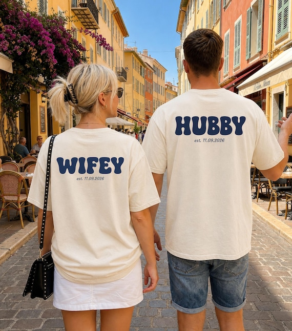 Personalisiertes Partner Shirt, Wifey & Hubby T-Shirt, Matching Couple Tee, Geschenk für Paare, Hochzeit, Valentinstag, JGA, Braut, est.