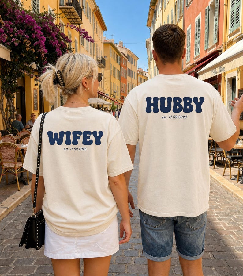 Personalisiertes Wifey & Hubby Partner Shirt mit Hochzeitstag. Matching Couple T-Shirt als Geschenk zur Hochzeit, Verlobung, JGA oder Valentinstag.