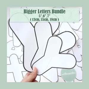 Może przedstawiać: Kolekcja wyciętych z białego papieru liter z grubymi czarnymi obrysami, oznaczona jako Bigger Letters Bundle 5", 6", 7" (13cm, 15cm, 18cm). Zestaw zawiera różne znaki alfabetu w różnych rozmiarach, charakteryzujące się czystym, wyrazistym wzorem.