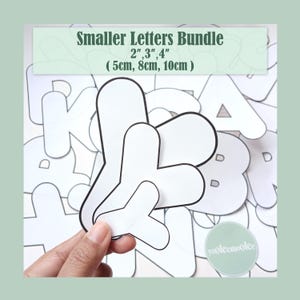 Op de afbeelding: Een bundel witte papieren letters met zwarte omlijningen, voorzien van de tekst Smaller Letters Bundle 2", 3", 4" (5cm, 8cm, 10cm). De collectie bevat diverse alfabetkarakters in verschillende formaten, met drie gestapelde Y-vormige uitsparingen.