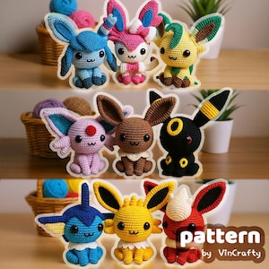 Puede incluir: Una colección de nueve figuras de Pokémon de ganchillo de colores. Las figuras están dispuestas en tres filas, cada una con un diseño diferente con colores distintos como azul, rosa, amarillo, marrón, morado y negro. La imagen incluye el texto "pattern by VinCrafty".