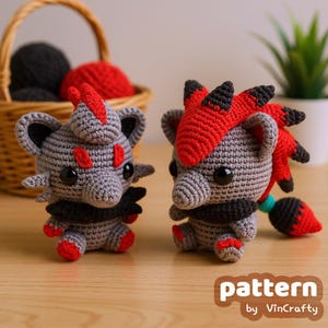 Puede incluir: Dos figuras de ganchillo hechas a mano en gris, rojo y negro. Las figuras tienen ojos negros grandes, detalles rojos y un cuello negro. Una cesta con lana roja y negra está en el fondo. El texto "pattern by VinCrafty" está en la parte inferior.
