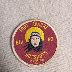 Puede incluir: Un juego de tres tazas de cerámica con un acabado moteado y mate. Las tazas son de color crema, gris claro y gris oscuro. Cada taza tiene un diseño simple y minimalista.