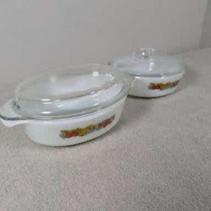Può includere: Set di tre tazze in ceramica con finitura opaca e macchiettata. Le tazze sono nei toni del crema, grigio chiaro e grigio scuro. Ogni tazza ha un design semplice e minimalista.