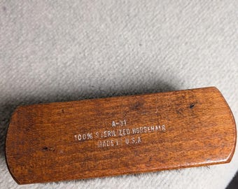 Cepillo para lustrar zapatos con mango de madera, fabricado en EE. UU., 100 % con pelo de caballo esterilizado.