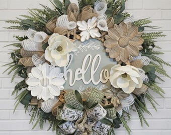 Corona elegante Hello Garden: decoración floral blanca y verde para la puerta principal (todo el año)