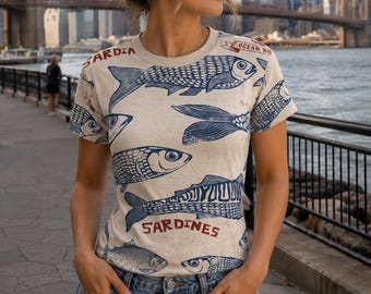 Camiseta vintage con estampado integral de sardinas, camiseta náutica con motivos de peces costeros.