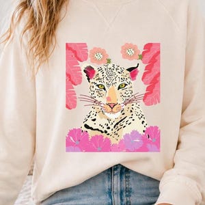 Maglione girocollo con stampa leopardata botanica: comfort casual di ispirazione vintage