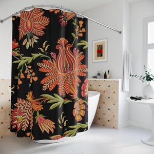 Cortina de ducha con estampado floral oscuro, decoración de baño vintage botánica con un toque melancólico.