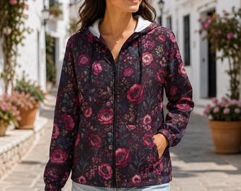 Chaqueta cortavientos rosa con estampado floral, chaqueta unisex con motivos botánicos oscuros, chaqueta gótica con cremallera y estampado de rosas, chaqueta ligera con estampado floral intenso, prenda de abrigo floral.