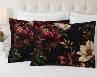 Fronha floral em tons escuros, estilo vintage, com estampa botânica e flores em creme e bordô.