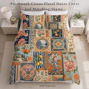 Könnte beinhalten: Ein Patchwork-Bettbezug mit Zitrus- und Blumenmuster sowie passende Kissenbezüge mit einem mehrteiligen Design aus Orangen, Zitronen und verschiedenen Blumenarrangements in Orange, Blau und Creme. Der Text lautet Patchwork Citrus Floral Duvet Cover and Matching Shams und Sold Seperatly.