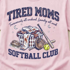 Imagen PNG de una mamá de softbol con un cesto de ropa sucia de estilo vintage y una cita de una mamá deportista cansada.