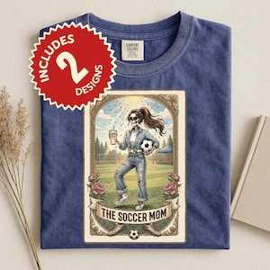 以下が含まれることがあります： サッカーボールとコーヒーカップを持った、スケルトンのサッカーママのグラフィックが特徴の、青いComfort Colors Tシャツ。「THE SOCCER MOM」の文字と花のアクセントで囲まれています。「INCLUDES 2 DESIGNS」と書かれた赤いステッカー。