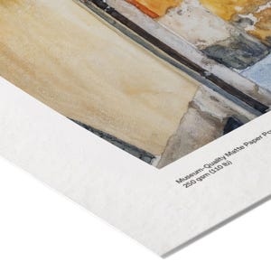 以下が含まれることがあります： 建物のファサードの一部を描いた水彩画プリント。ベージュ、オレンジ、グレーの色調で、筆致が見えます。美術館品質のマット紙、250 gsm (110 lb) に印刷されています。