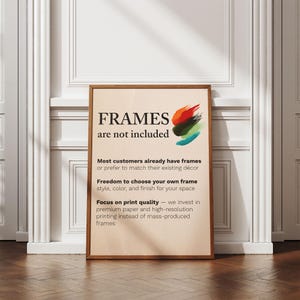 以下が含まれることがあります： 「FRAMES are not included」のテキストが入ったフレーム付きプリント。カラフルな筆致と、フレームのスタイルと印刷品質を選択するためのテキストが特徴です。フレームは茶色で、背景は明るいベージュ色です。