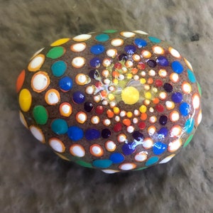Wunderschön handgemalter Mandala Stein