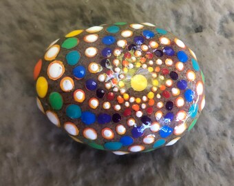 Piedra mandala bellamente pintada a mano