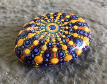 Hermosa piedra mandala pintada a mano