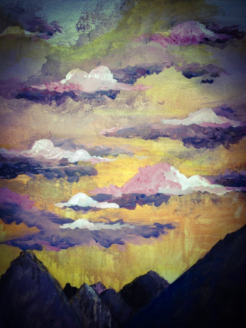Puede incluir: Una pintura de una cordillera con un cielo de puesta de sol colorido. El cielo est&aacute; pintado en tonos de morado, rosa, amarillo y blanco. Las monta&ntilde;as est&aacute;n pintadas en tonos de azul y morado.