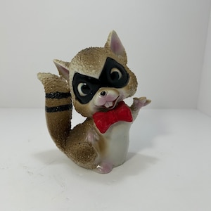 Vintage beeldje van gevlokte wasbeer met rode vlinderstrik (Japan)