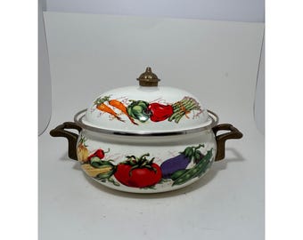 Vintage emaille ovenschotel met moestuinprint messing handgrepen wit potdeksel