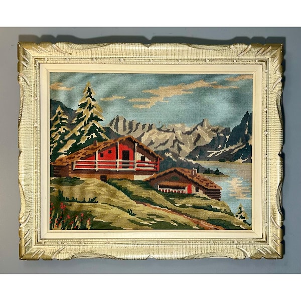 Paisaje alpino vintage con escena de chalet de montaña enmarcado con aguja y marco dorado