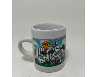 Vintage Osterhase Garten Keramik Kaffeetasse Weiß Lattenzaun Blumen Retro