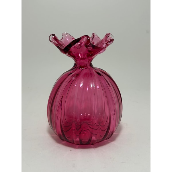 Vase vintage rose canneberge en verre soufflé à la main et optique côtelé à volants