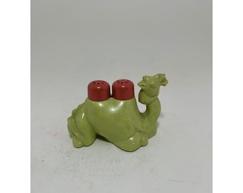 Vintage Kunststoff Camel Salz und Pfefferstreuer Set Grün und Rot Retro Kitsch