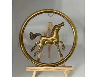 Vintage Messing Schwimmende Pferd Wandbehang Glas Runder Rahmen Dekor Taiwan 8,25 "