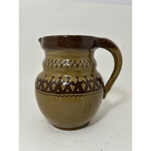 Jarra de cerámica de estudio de Emma Dziguzi, Toronto, 1974, color marrón verdoso.