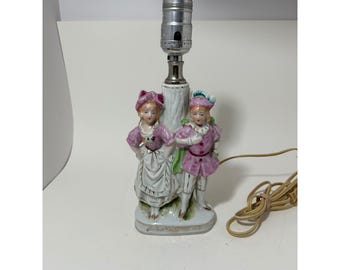 Lampada vintage in porcellana con statuetta raffigurante una coppia coloniale, con finiture rosa e oro, realizzata in Giappone.