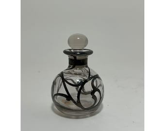 Frasco de perfume vintage Art Nouveau em vidro transparente com detalhes em prata e tampa.