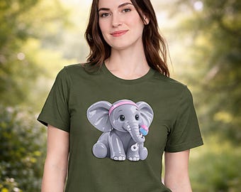Un elefantito gris con orejas rosas le da a esta camiseta un aspecto suave y juguetón que los amantes de los animales notan de inmediato.