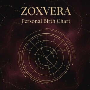 Op de afbeelding: Een bordeauxrode achtergrond met een goudkleurig cirkelvormig ontwerp en constellatiedetails. De tekst "ZOXVERA Personal Birth Chart" staat in goud bovenaan de afbeelding. Het ontwerp bevat concentrische cirkels en lijnen.