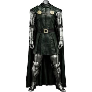 Peut inclure: Une armure complète comprenant une tunique à capuche vert foncé avec une ceinture noire et une boucle dorée. L'ensemble inclut des plaques d'armure argentées pour les bras et les jambes, ainsi qu'une longue cape vert foncé fixée par des agrafes dorées.