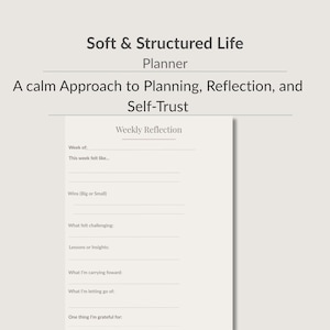 Peut inclure: Un planificateur avec le texte "Soft & Structured Life" et "A calm Approach to Planning, Reflection, and Self-Trust." Le planificateur comprend des sections pour la réflexion hebdomadaire, avec des invites pour l'auto-évaluation.