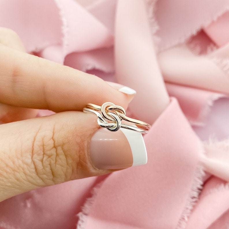 Double Knot Ring, Rose Gold Filled Ring, Two Toned Ring, Two Love Knots, Knot Promise Ring, BFF Promise Ring, Unique Promise Ring afbeelding 3