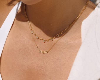 Collana con ciondolo a forma di sorriso con nodo a corda dorata e diamanti