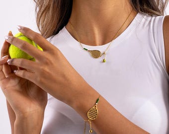 Racchetta da tennis smaltata con pallina dorata - Ciondolo da tennis - Ciondolo sportivo - Charm dorato - Regali per tennisti